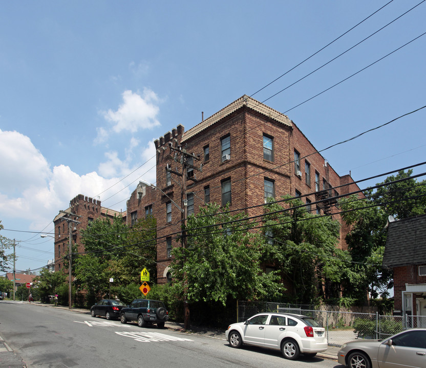 536 Beach 22nd St in Far Rockaway, NY - Building Photo