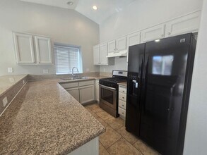 166 Skytop Dr in Henderson, NV - Building Photo - Building Photo