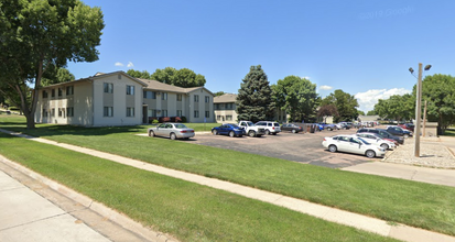 Douglas Pointe Apartments in Yankton, SD - Building Photo - Building Photo