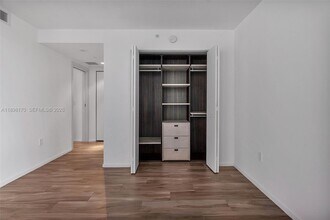 801 S Miami Ave, Unit 4404 in Miami, FL - Foto de edificio - Building Photo