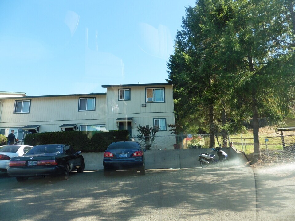 107 NE Atkinson Ct in Roseburg, OR - Building Photo