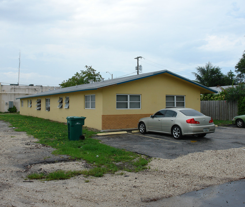 813 Arpeika St in Fort Lauderdale, FL - Foto de edificio