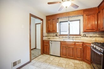 155 Wynwood Dr in Enfield, CT - Building Photo - Building Photo