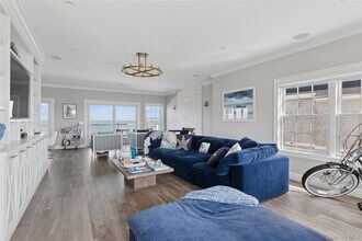 39 Shinnecock Rd in Southampton, NY - Building Photo - Building Photo