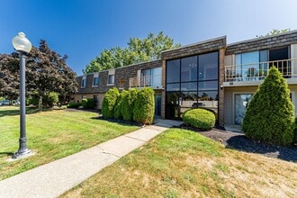 Trenton Place Apartments in Willoughby, OH - Foto de edificio - Building Photo