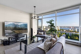 158 13th St W in North Vancouver, BC - Building Photo - Building Photo