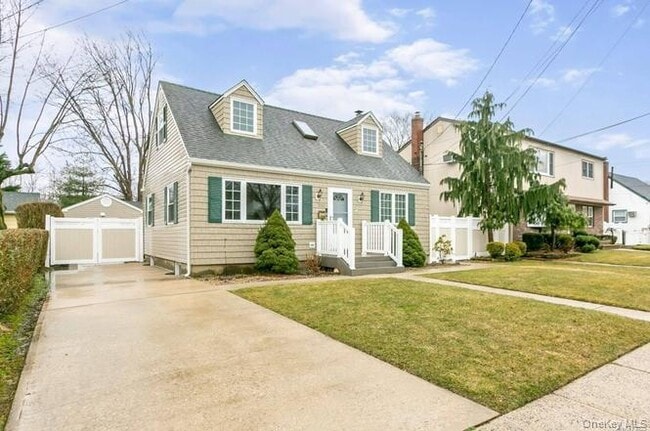 250 N Rutherford Ave in Massapequa, NY - Building Photo - Building Photo