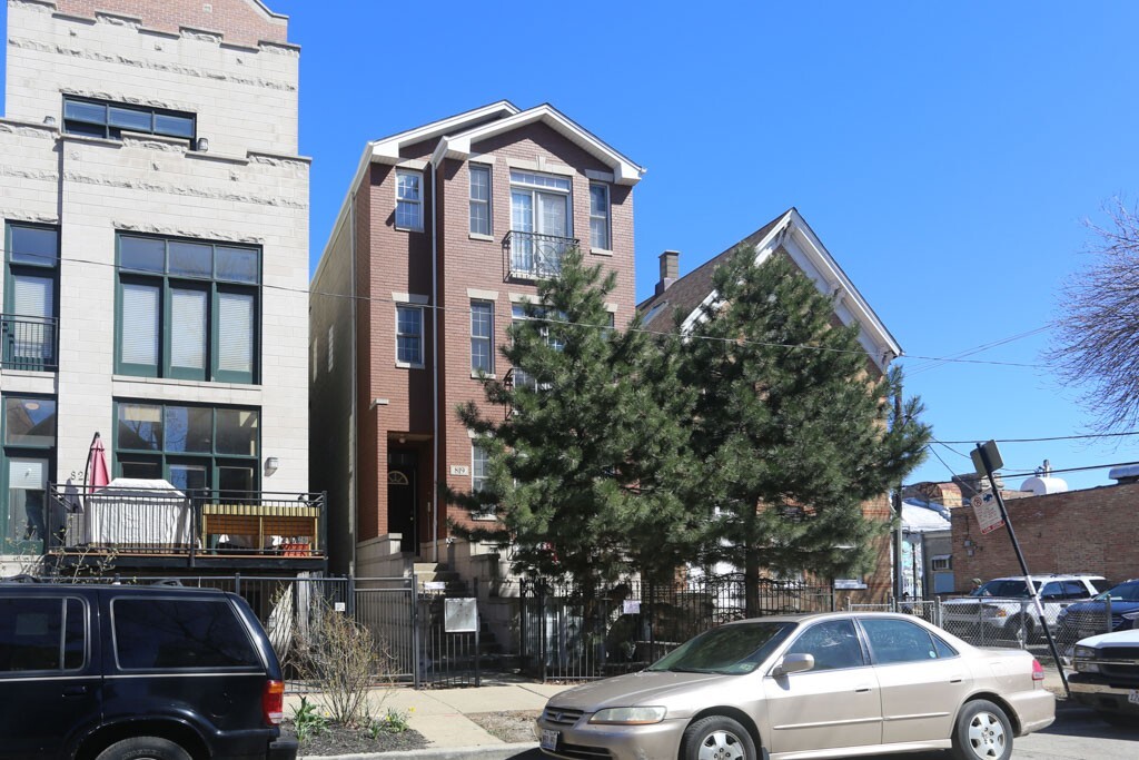 819 N Wood St, Unit J04P in Chicago, IL - Foto de edificio