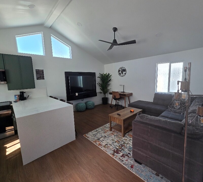 6611 Winnetka Ave in Winnetka, CA - Building Photo