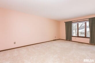 3835 Prairie Ln in Bettendorf, IA - Building Photo - Building Photo