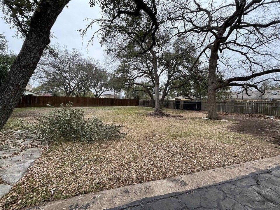 1902 Lone Oak Dr in Leander, TX - Building Photo