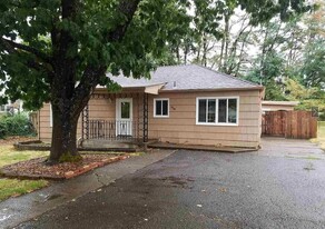 658 Browning Ave S in Salem, OR - Building Photo