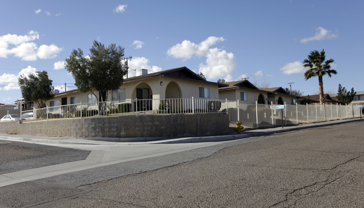 330 W Grace St in Barstow, CA - Building Photo