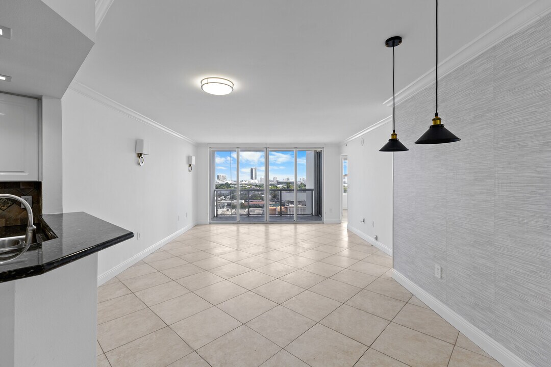 1800 Sunset Harbour Dr in Miami Beach, FL - Building Photo