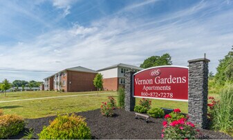 695 Talcottville Rd in Vernon, CT - Building Photo