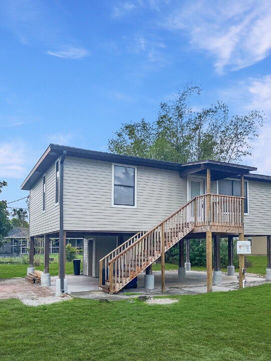 8350 Wren Rd in Ft. Myers, FL - Building Photo