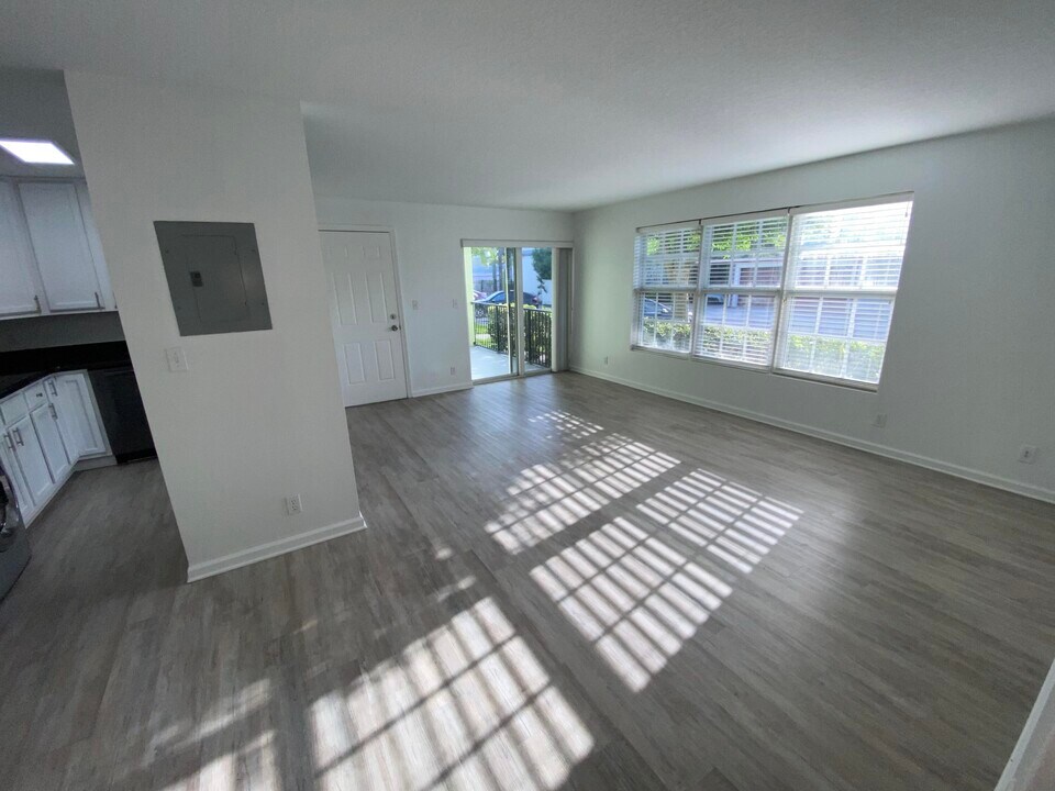 102 N Lakeside Dr in Lake Worth Beach, FL - Building Photo