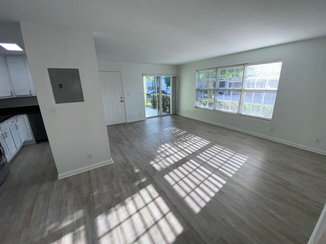 property at 102 N Lakeside Dr