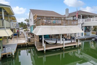 1114 Tiki Dr in Tiki Island, TX - Building Photo - Building Photo
