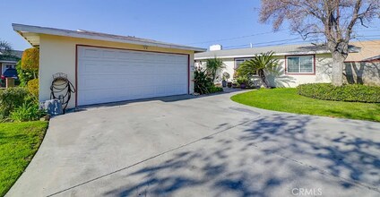 2275 W Coronet Ave in Anaheim, CA - Foto de edificio - Building Photo