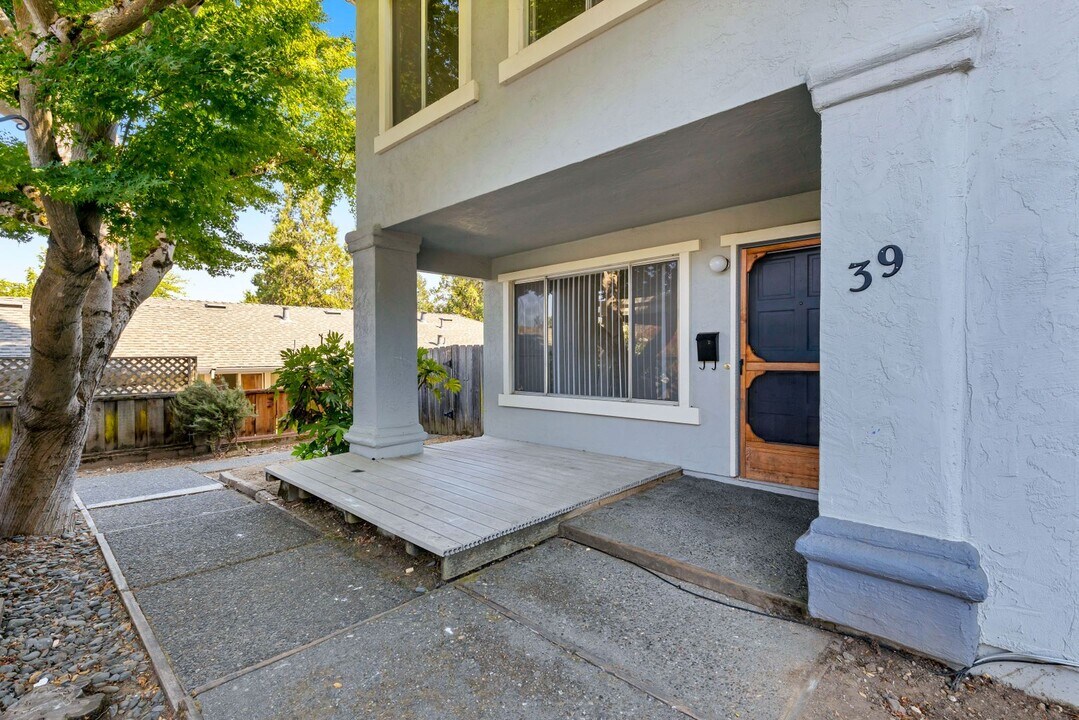 39-41 Griggs Ln in Napa, CA - Building Photo