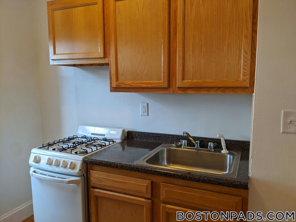 70 Chiswick Rd in Boston, MA - Building Photo