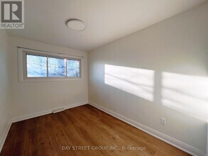 12 Wakil Dr in St Catharines, ON - Building Photo - Building Photo