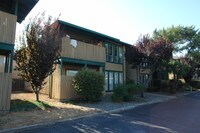 Monte Vista Apartments in Chico, CA - Foto de edificio - Building Photo