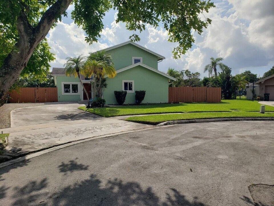 801 NW 49th Way in Coconut Creek, FL - Building Photo