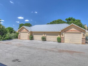 516 Free Rein in Horseshoe Bay, TX - Building Photo - Building Photo