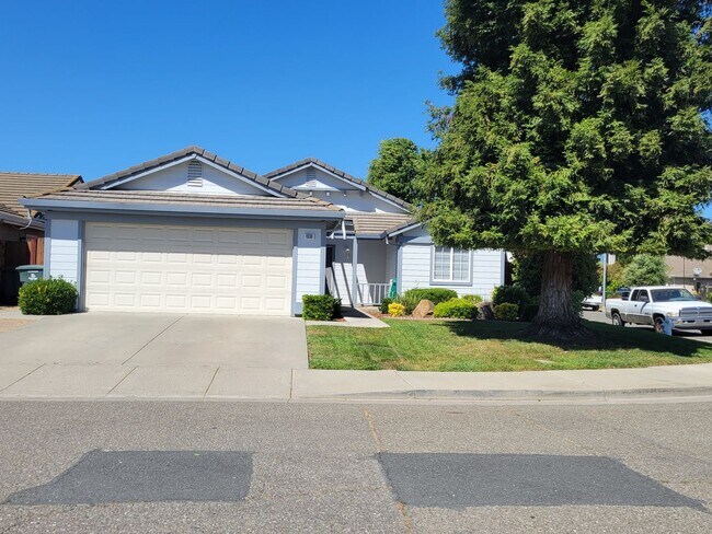 1030 Windmill Dr in Dixon, CA - Building Photo - Building Photo