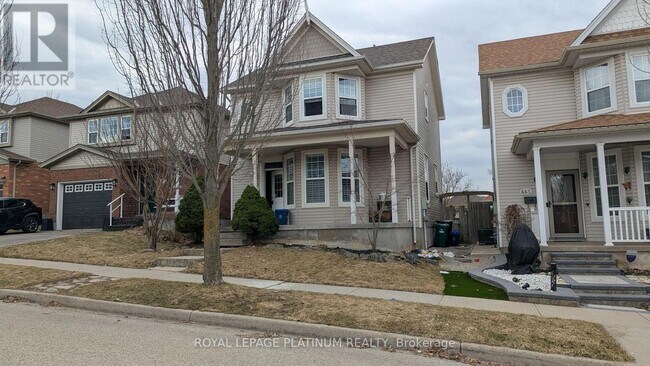 669 Zermatt Dr in Waterloo, ON - Building Photo - Building Photo