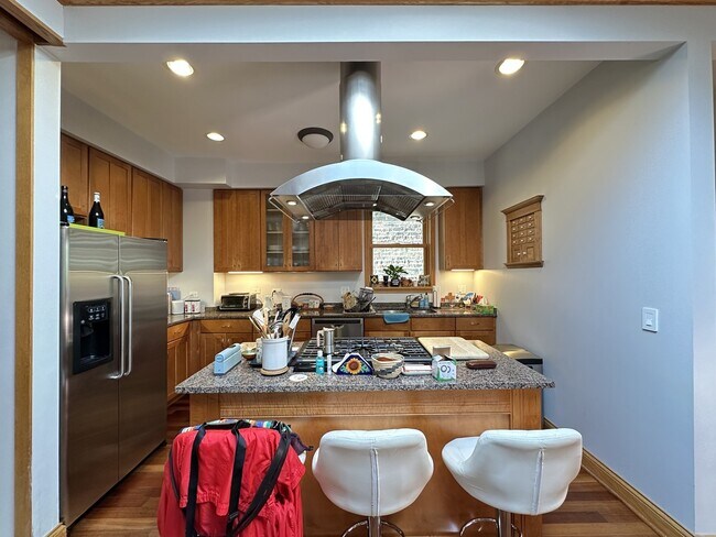 1437 W Olive Ave, Unit J04P in Chicago, IL - Building Photo - Building Photo