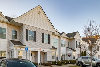 The Seasons at Seaford in Seaford, NY - Foto de edificio - Building Photo