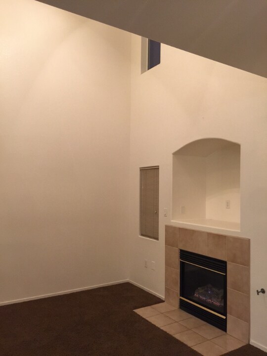 2052 Jade Creek St in Las Vegas, NV - Building Photo