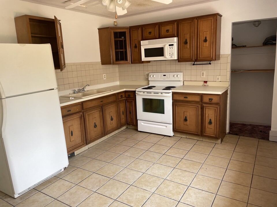 222 E Main St in Meriden, CT - Building Photo
