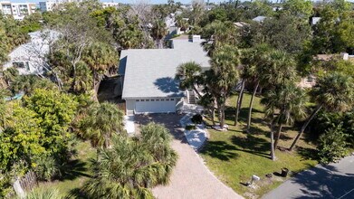 4868 Featherbed Ln in Siesta Key, FL - Building Photo - Building Photo