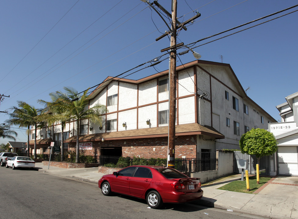 Crescent Apartments in Hawthorne, CA - Building Photo