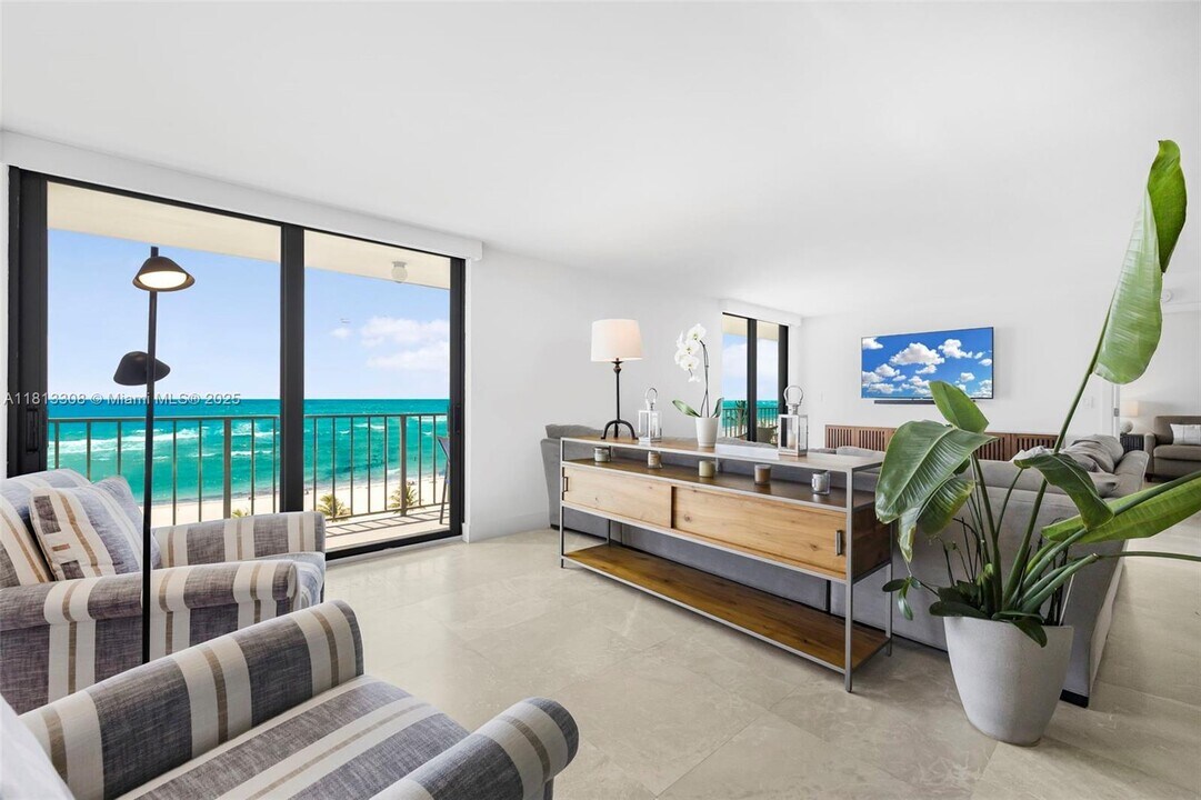 2625 Collins Ave, Unit 907 in Miami, FL - Foto de edificio