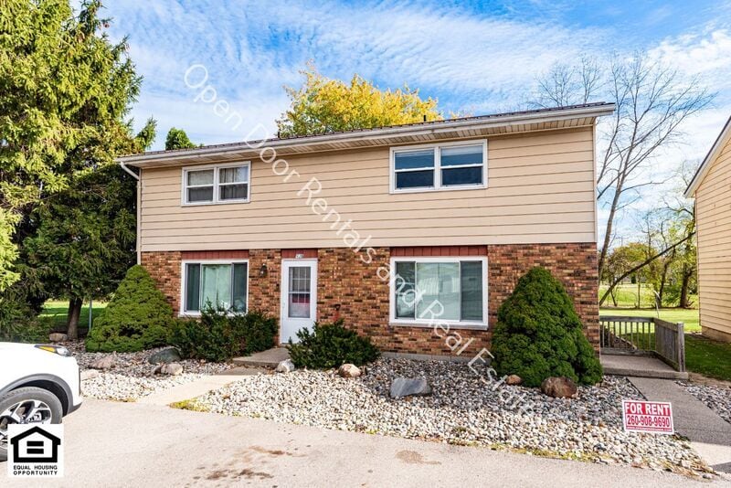 926 East Ave in Kendallville, IN - Building Photo