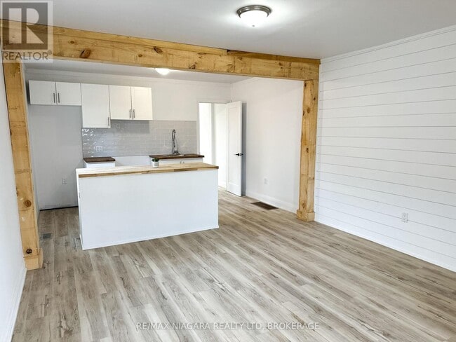 233 Pelham Rd in St Catharines, ON - Building Photo - Building Photo