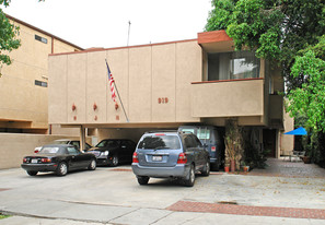 919 N Croft Ave in Los Angeles, CA - Building Photo