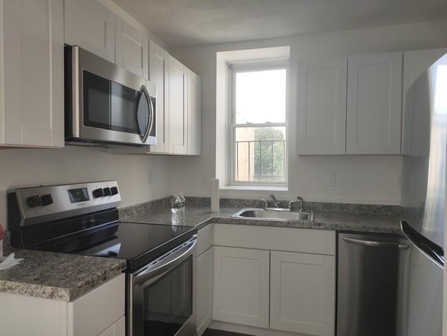 1411 Commonwealth Ave, Unit 501 in Boston, MA - Building Photo - Building Photo