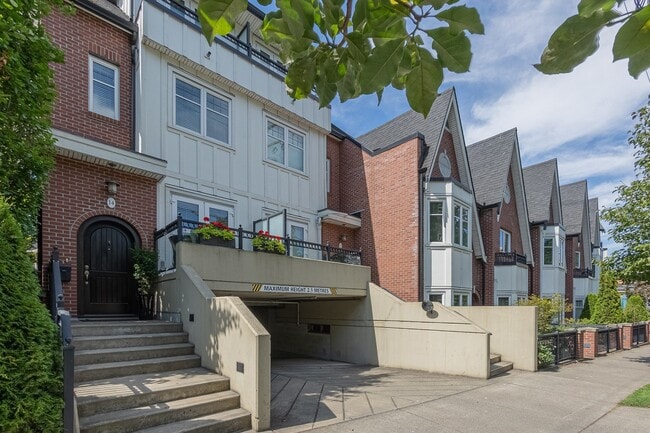 675 Superior St in Victoria, BC - Building Photo - Building Photo