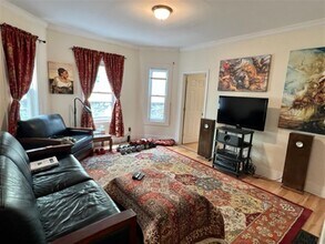 128 Cedar St, Unit 1 in Somerville, MA - Foto de edificio - Building Photo