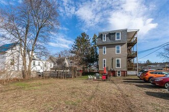 731 Summer St in Manchester, NH - Foto de edificio - Building Photo