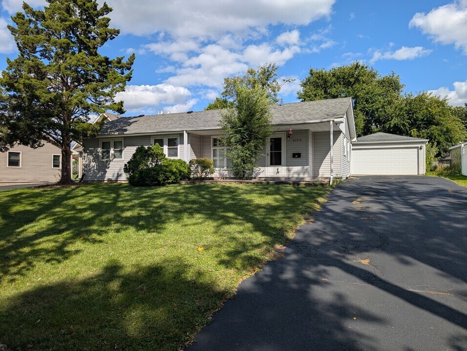 4329 Sterling Rd in Downers Grove, IL - Building Photo