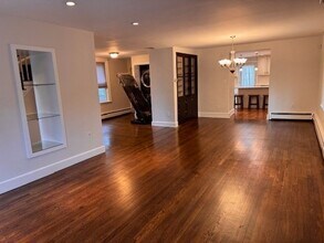 1 Howe St, Unit 2 in Somerville, MA - Foto de edificio - Building Photo