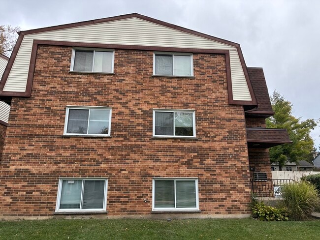 340 W Johnson St, Unit Apt. 2 in Palatine, IL - Building Photo - Building Photo