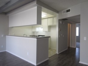 Baird Apartments in Reseda, CA - Building Photo - Building Photo